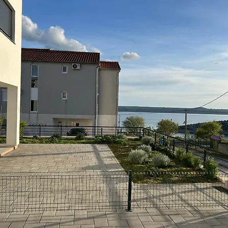 Ujo Marko Sea View House, Casa de Férias Maslenica