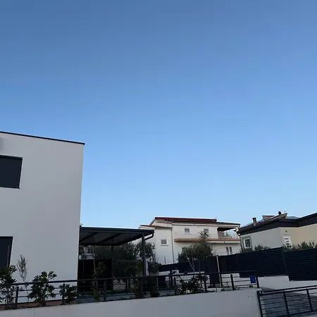 Ujo Marko Sea View House, Casa de Férias Maslenica