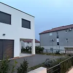 Ujo Marko Sea View House, بيت للعطل