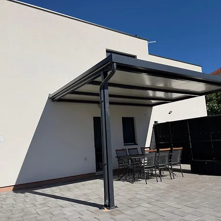 Ujo Marko Sea View House, * Maslenica